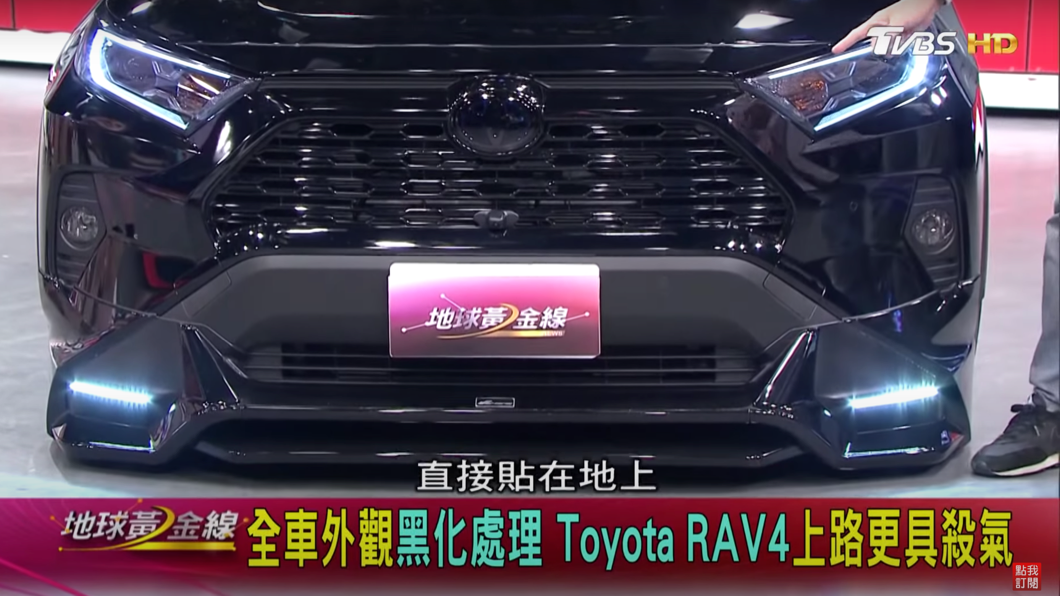 在外觀上，車主花費2萬元委託Toyota原廠進行烤漆，將水箱護罩噴塗成鋼琴烤漆質感。