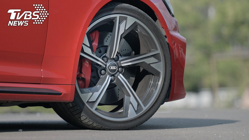 腳下搭配20吋鋁合金輪圈，並且植入紅色煞車卡鉗，另外還可選配陶瓷碳纖維煞車系統。