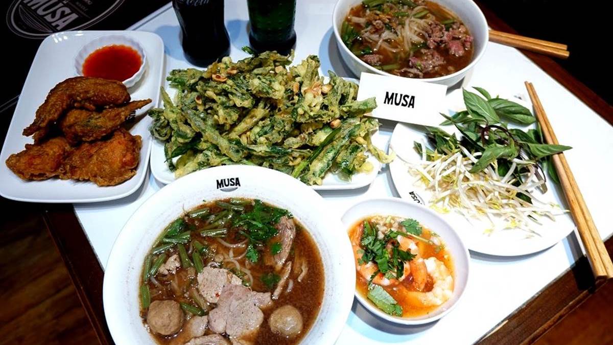 獨特「黑湯」免費續！台南道地泰式船麵隨你加九層塔、豆芽菜，配海鮮酥炸空心菜超對味