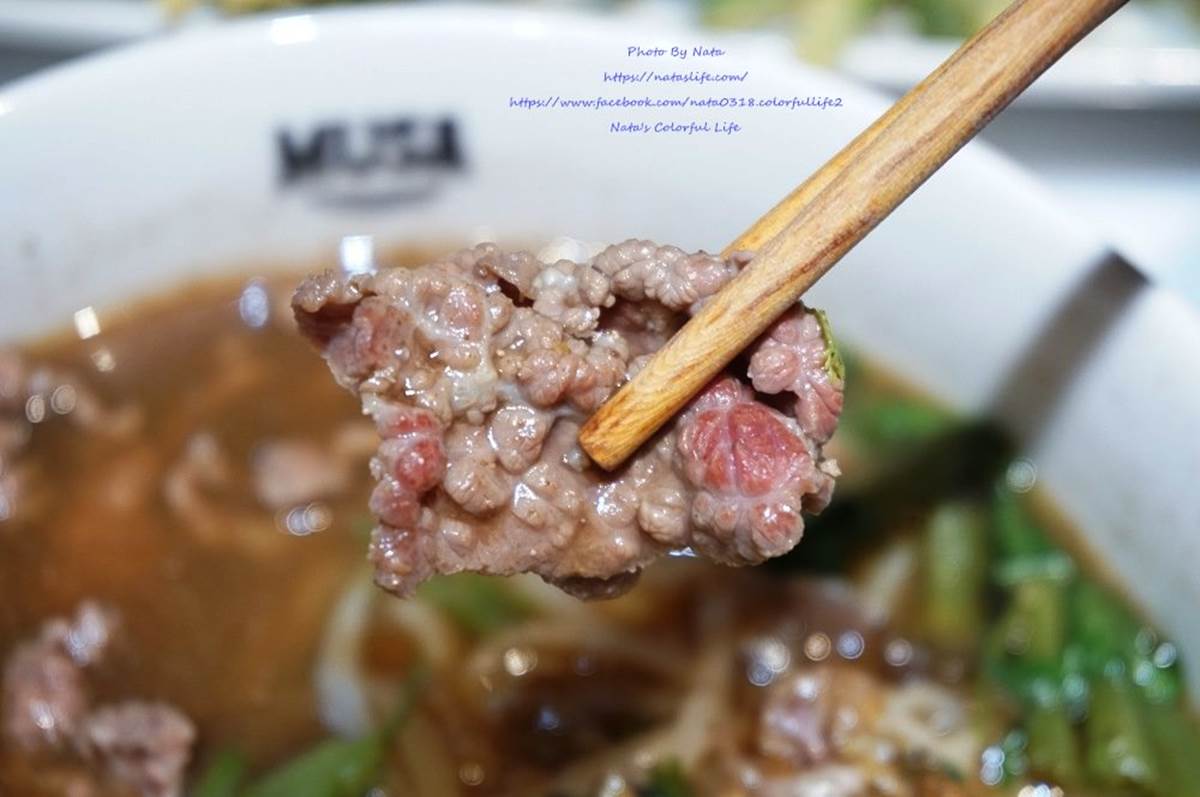 獨特「黑湯」免費續！台南道地泰式船麵隨你加九層塔、豆芽菜，配海鮮酥炸空心菜超對味