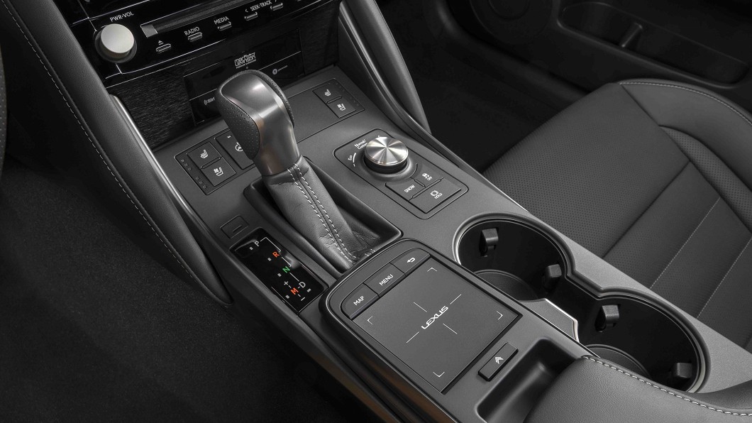 變速箱搭配8速Sport Direct Shit手自排變速箱，且維持後輪驅動設定，僅需4.5秒就能從靜止加速到96km/h。(圖片來源/ Lexus)