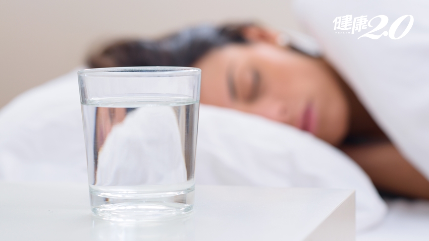 早上起床喉嚨乾，睡前1件事做錯了！桌上放一杯水有幫助嗎？