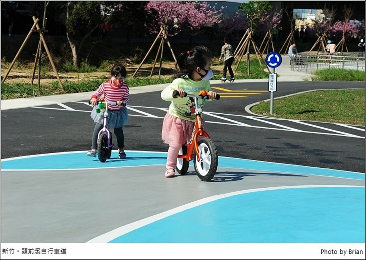 遛小孩也能當網美！新竹河濱公園打卡櫻花自行車道，還能免費玩全新滑步車場