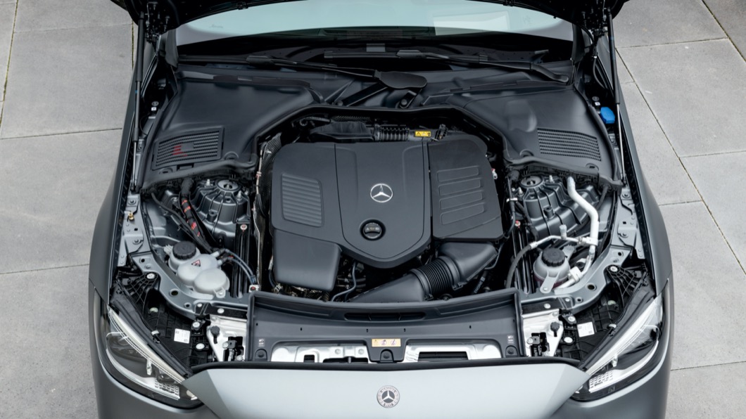 C300則是搭載2.0升四缸渦輪增壓引擎，可以帶來258+20匹最大馬力輸出。(圖片來源/ M-Benz)