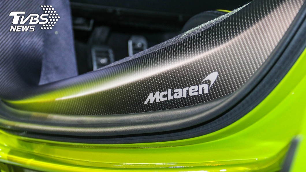 Artura採用McLaren專為新一代油電超跑開發的MCLA輕量化碳纖維單體底盤結構作為基礎。