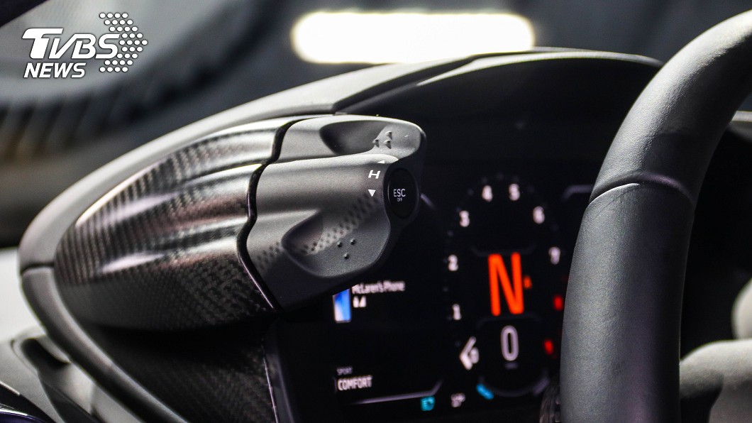 駕駛模式選擇系統安裝於儀錶板兩側，左側為控制模式調整鈕，右側為動力模式調整鈕。