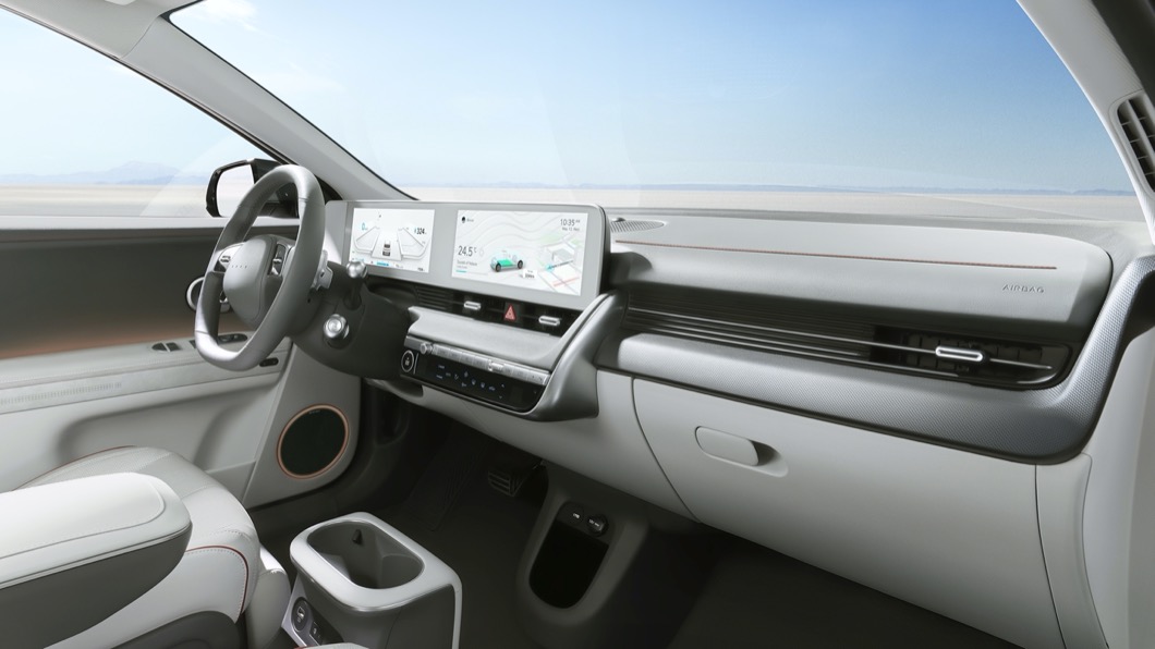 車內有雙12吋觸控螢幕，提供充滿科技感的使用介面。(圖片來源/ Hyundai)