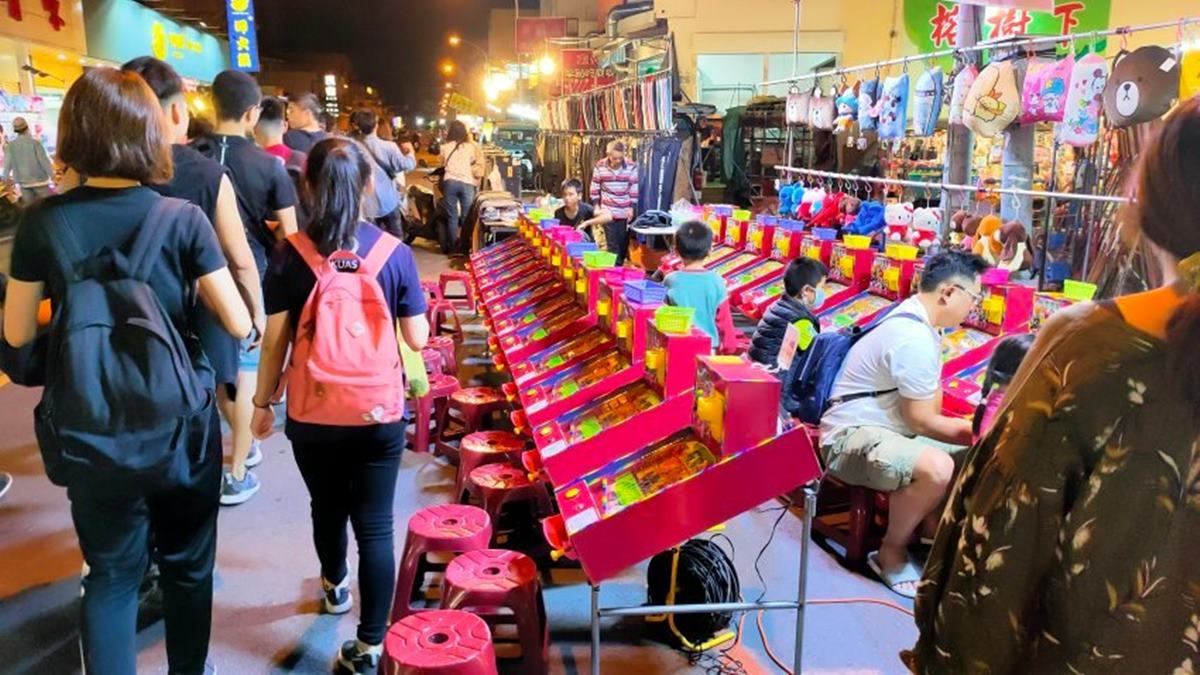 １秒回到童年！東港夜市好玩又好吃：轉輪盤叭噗、骰子打香腸、巨型戳戳樂
