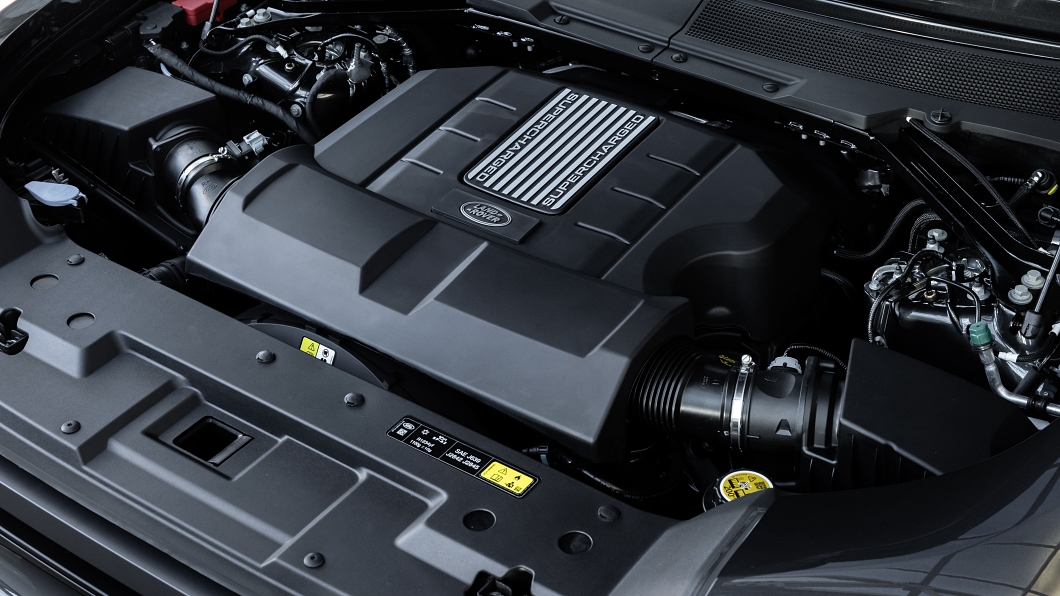 Defender V8採用集團招牌的5.0升V型8缸引擎，並且以機械增壓與8速手自排變速系統為助力，提供525匹馬力與63.7公斤米扭力的最大出力。(圖片來源/ Land Rover)