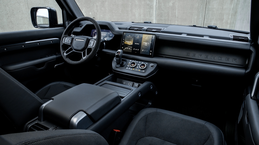 全新年式更新的另一大重點，則是將較小尺寸的Pivi Pro取消，並且以11.4吋的大型曲面觸控螢幕取代。(圖片來源/ Land Rover)
