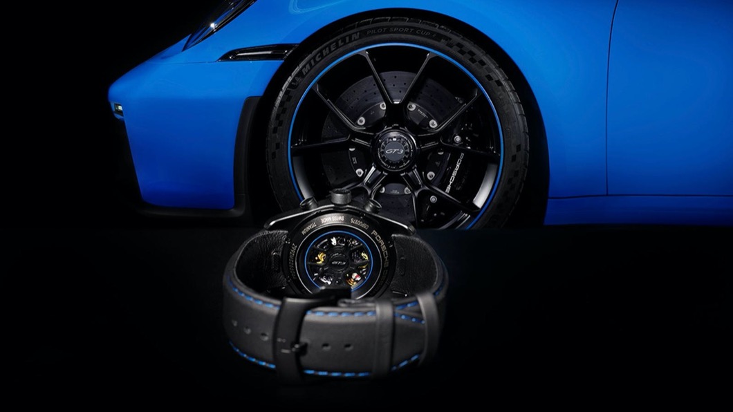 GT3腕錶採用透明背蓋設計，可以看見自動上鍊機構，而錶背則是以GT3輪圈造型呈現。