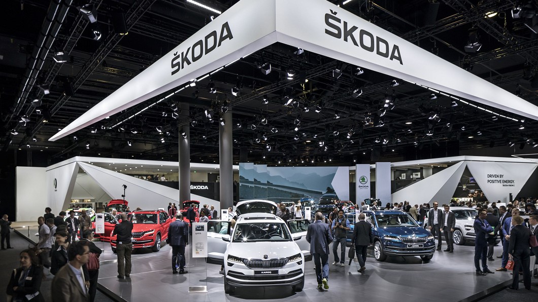 在大型車展中為博取消費者青睞，讓民眾光臨展區，各品牌往往得耗費鉅資裝潢展場。(圖片來源/ Škoda)
