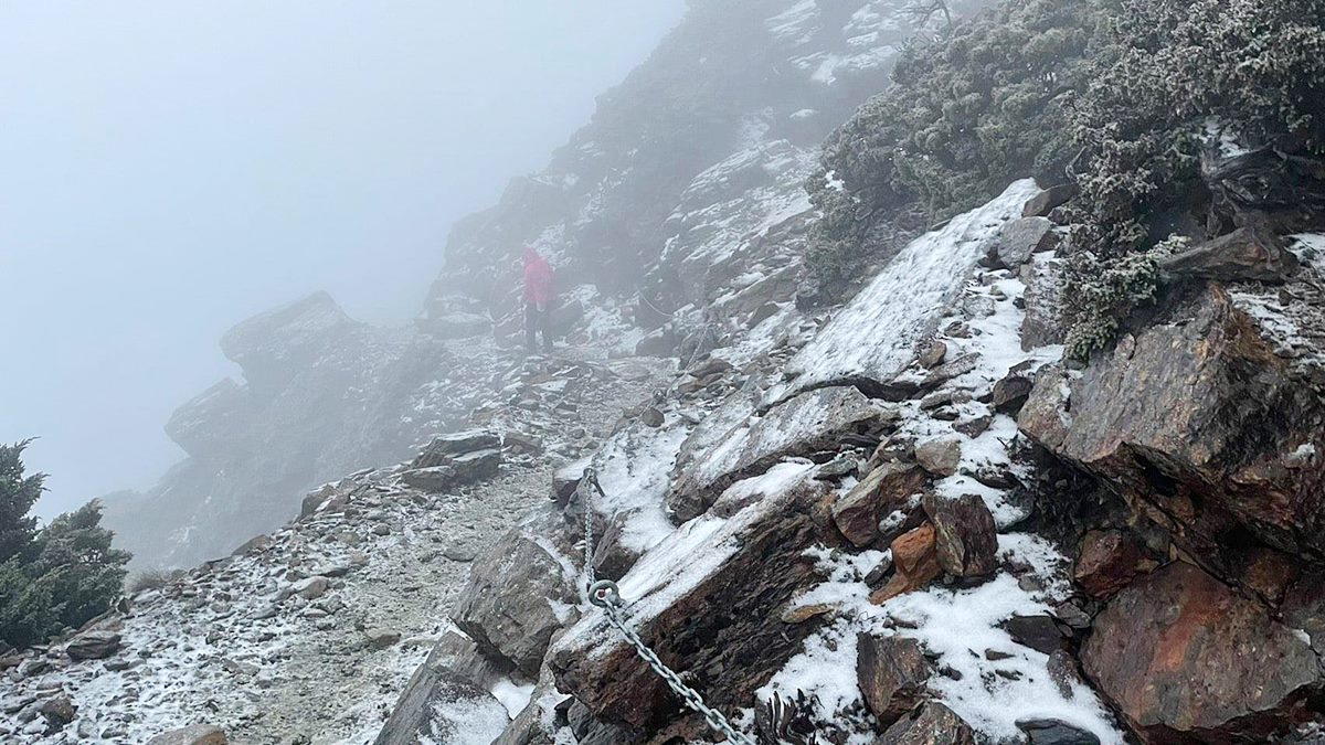 賞雪族注意!玉山氣溫驟降飄「三月雪」,氣象局指9日前還有機會降雪 賞雪族注意!玉山氣溫驟降飄「三月雪」,氣象局指9日前還有機會降雪