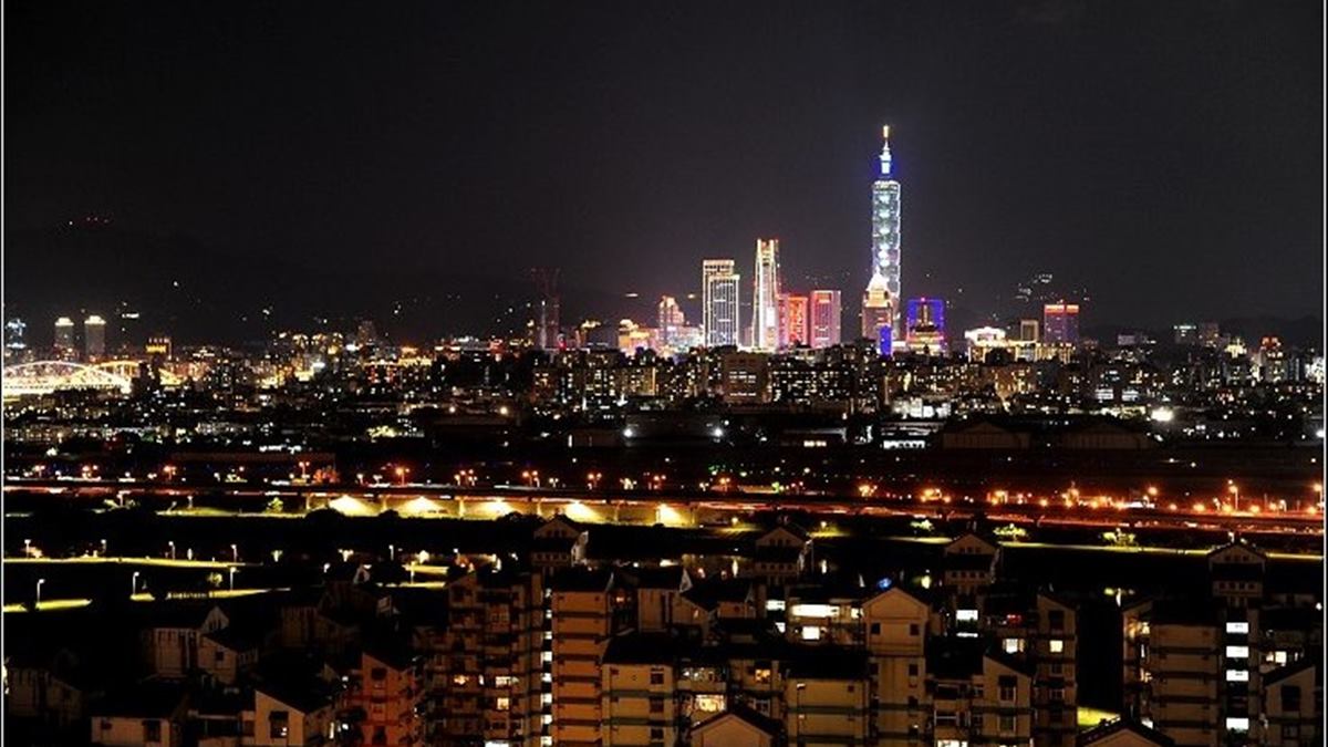 網美Chill一下！台北20樓高空酒吧能遠眺機場、101夜景，還有炭烤牛排可以嗑