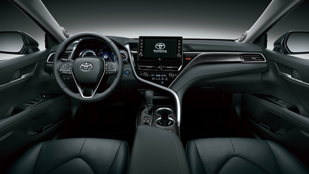 座艙內部線條雖然與改款前大同小異，但從尊爵版以上將中控螢幕改為懸浮式設計。(圖片來源/ Toyota)