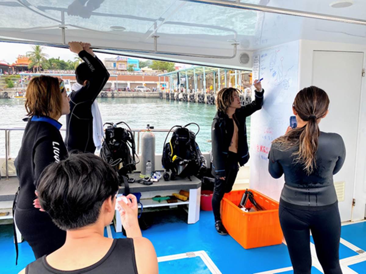 徜徉海底世界！小琉球考「進階潛水證照」全攻略，還能到美人洞、破沈船拍美照