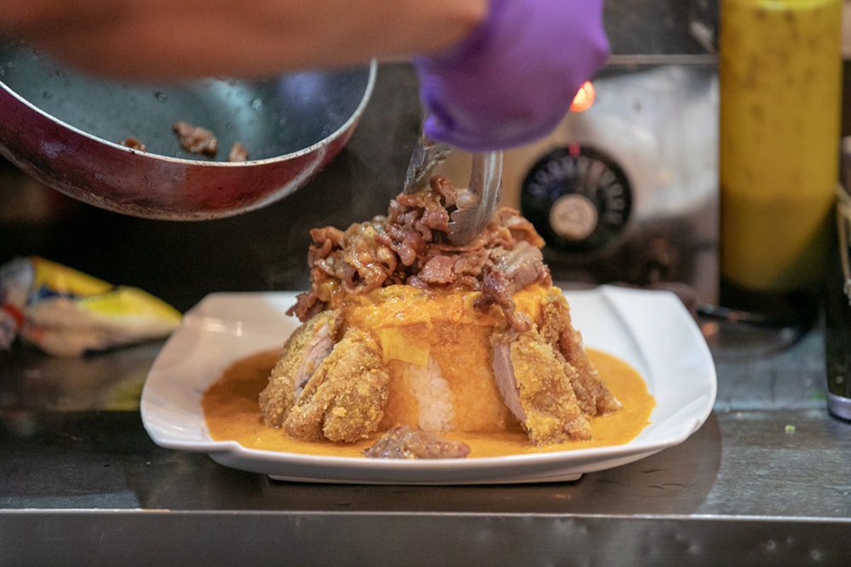 超浮誇！「火山級咖哩飯」吃得到3隻大蝦、雞腿排、雙倍燒肉，塔塔醬炸牡蠣也必點