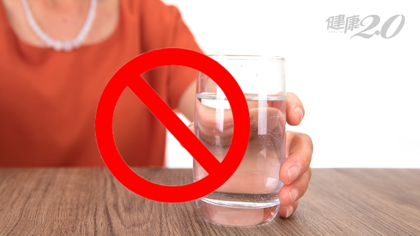 長輩喝水常嗆到？最簡單1招：不要用杯子！預防嗆咳7字訣