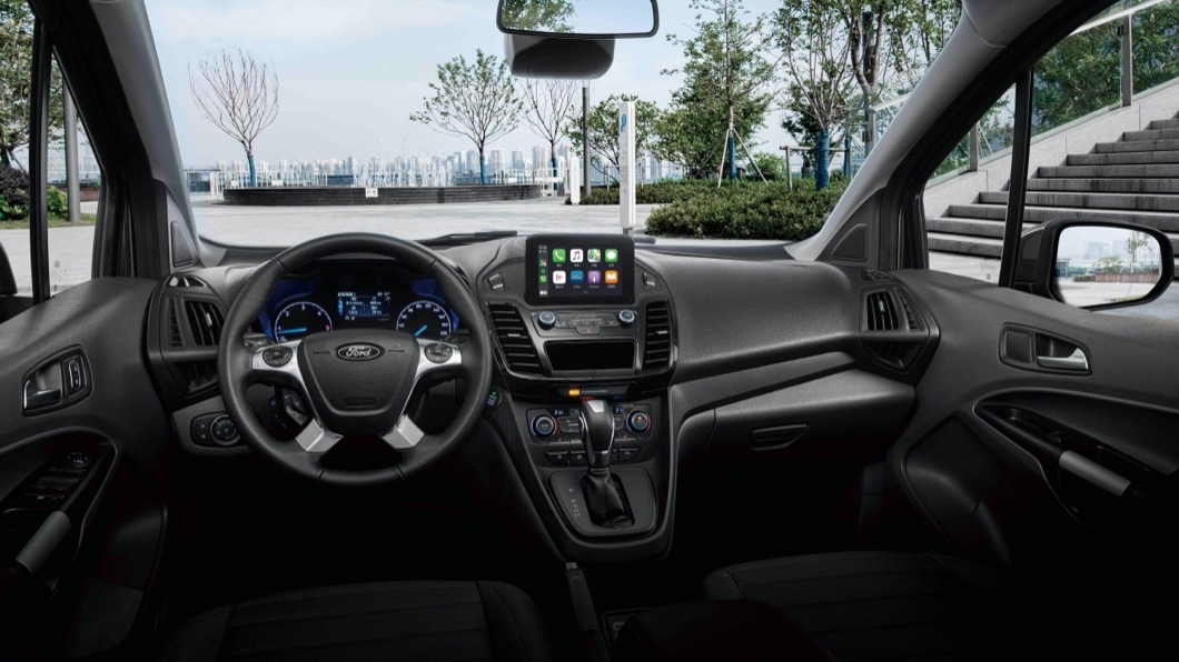 內裝配備部分，可以見到中央6吋LCD觸控螢幕，具備Apple CarPlay與Android Auto功能。(圖片來源/ Ford)