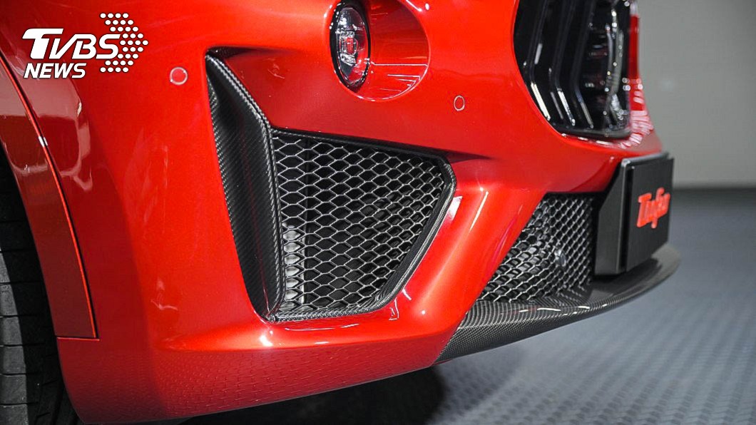 Trofeo全車系的前保桿下巴與側面進氣口等處，都以碳纖維材質來提升外觀性能感。