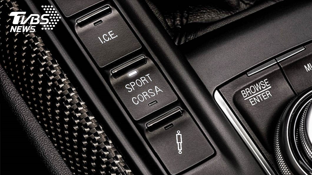 Corsa模式會放寬包含TC循跡控制與ESP電子車身穩定系統的限制，讓車輛出現更多後輪空轉、轉向過度等後驅車應有特性，駕駛樂趣更強。(圖片來源/ Maserati Taiwan)
