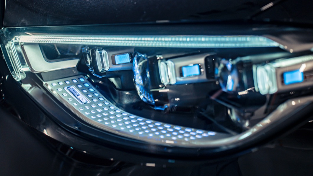 在21/22年式車型，選配Digital Light多光束智慧型數位頭燈。