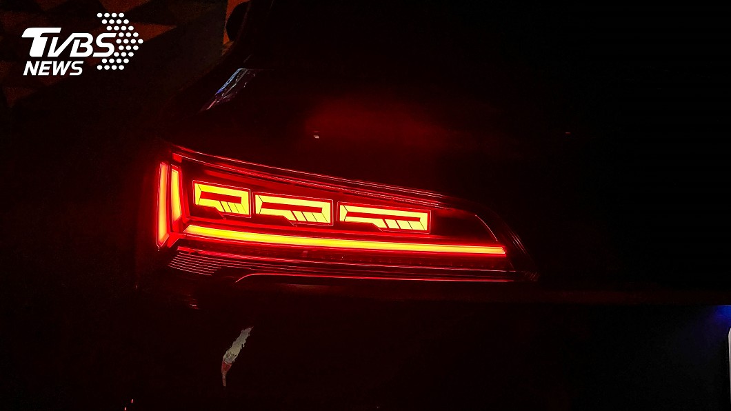 車尾OLED尾燈不只有均勻光色，內部燈組還類似於Q字造型，相當吸睛。