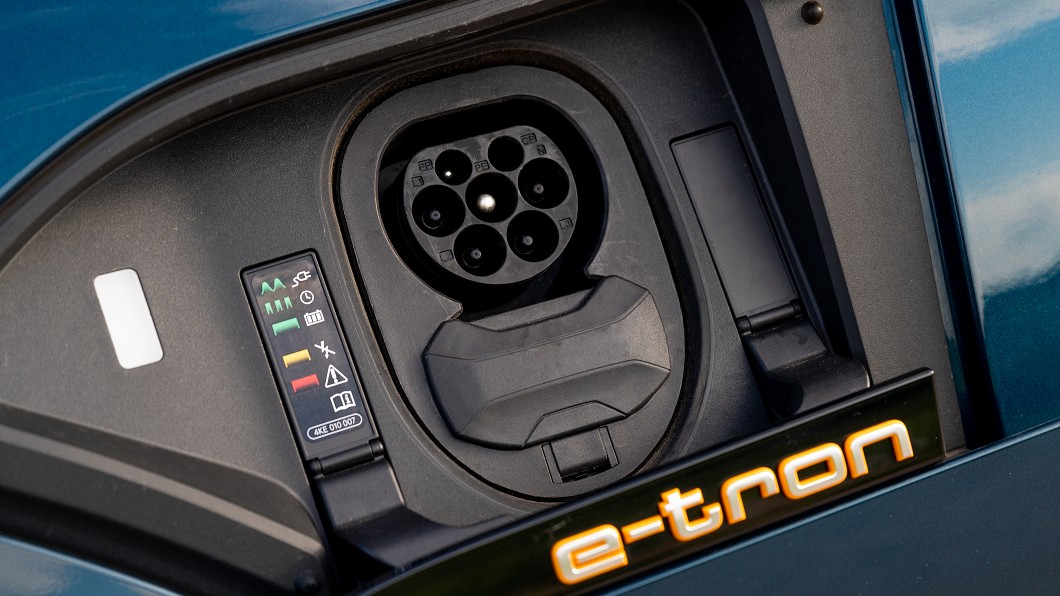 CCS1規格可同時支援直流電與交流電充電。(圖片來源/ Audi)
