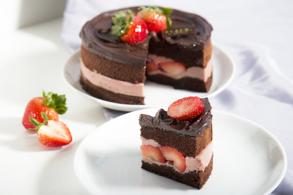 呼叫草莓控！GODIVA「手製草莓巧克力」限時回歸，BAC黑嘉侖草莓巧克力蛋糕買就送草莓啤酒