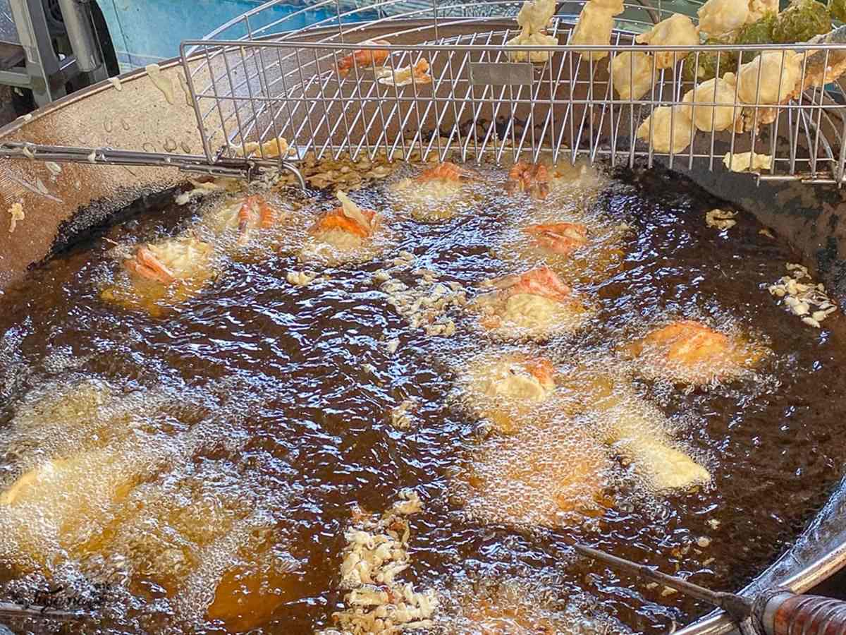 升級版蚵嗲！澎湖人氣「雙拼炸粿」包滿滿鮮蚵、高麗菜，表皮酥脆鮮蝦整隻都能吃