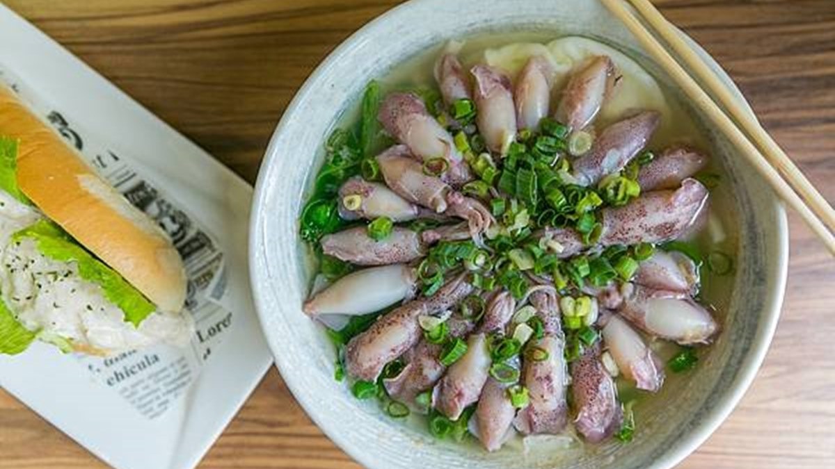 想吃先預約！浮誇鍋燒麵吃得到22隻小卷，鮮甜鯛魚口味美得像朵花