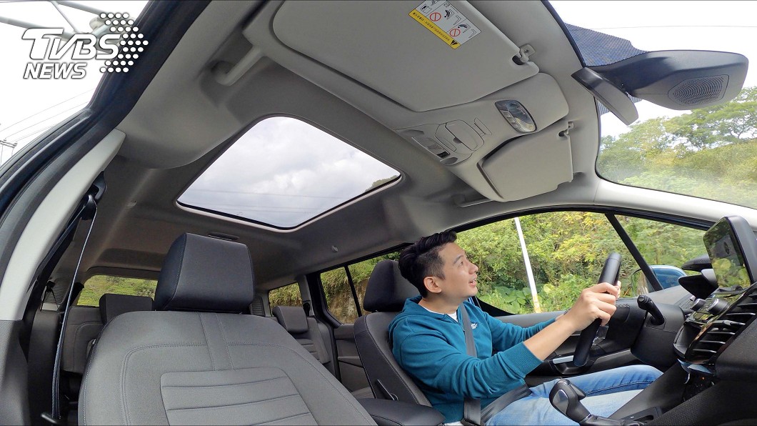 Tourneo Connect還配備全景天窗，載傷旅車級距相當少見。(圖片來源/ TVBS)