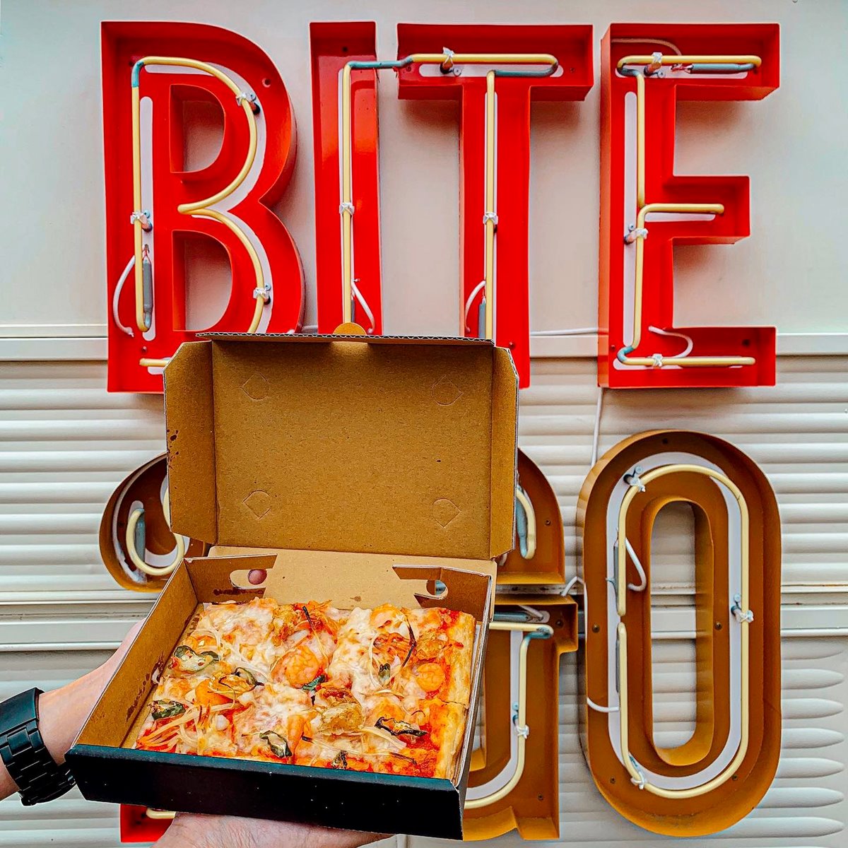 這次不是炸雞翅！人氣餐車「薄多義BITE2GO」首間門市開在這，推披薩買一送一、咖啡無限喝到飽