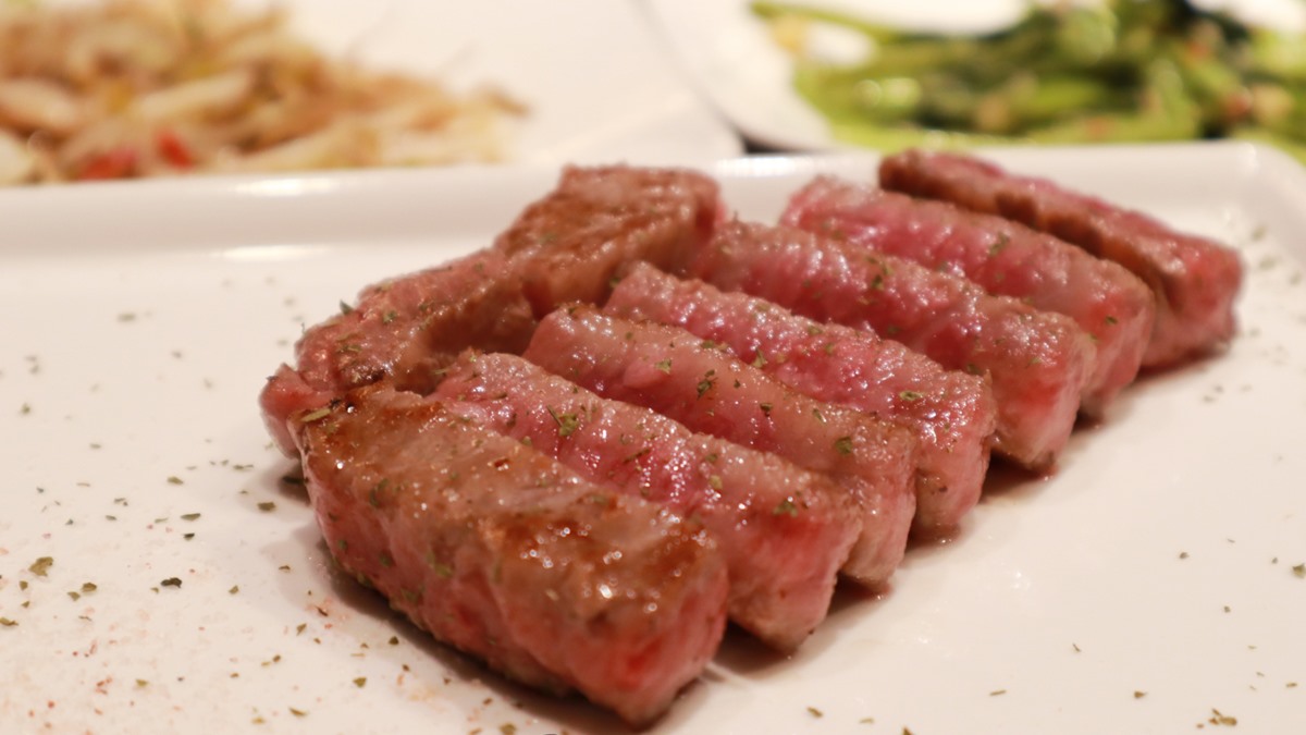CP值爆表！超佛心鐵板燒488元吃得到「日本A5和牛」，加價70元還有和牛滷肉飯