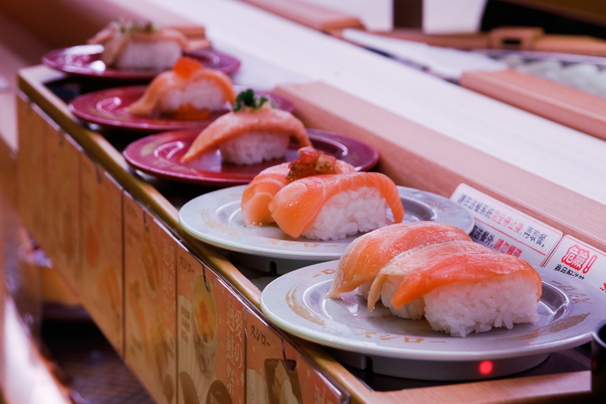 小圭、小瑜回家吃鮭魚！壽司郎「ㄍㄨㄟ」「ㄩˊ」姓名對對樂這2天限定，最爽可免費吃整桌