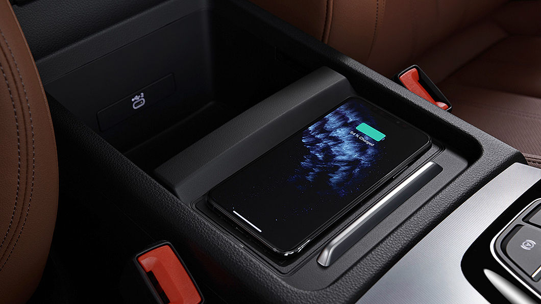可以前後滑移的無線充電手機座為全車系標配。(圖片來源/ Audi)