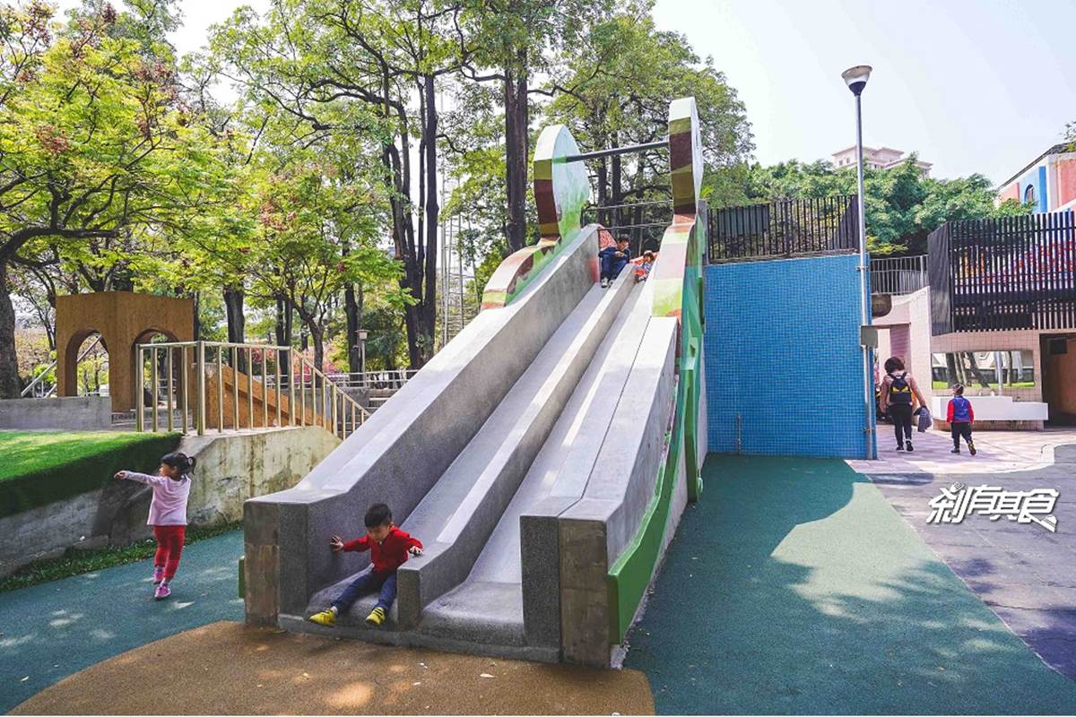 免費遛小孩！台中5個超好玩公園：全球首創3D攀爬、立體迷宮、巨型恐龍溜滑梯