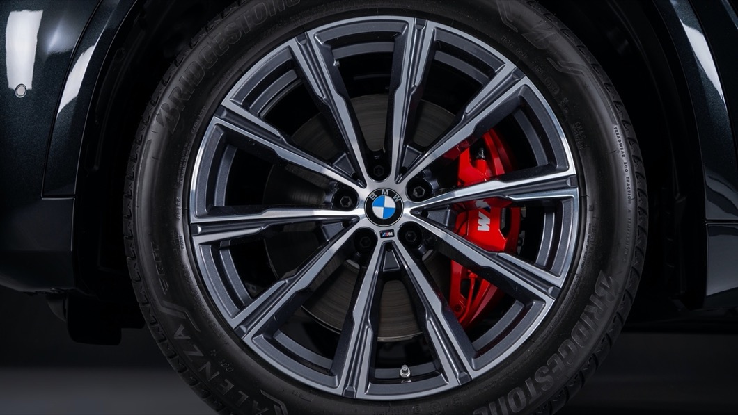 20吋M款星輻式輪圈，輪圈內還可見到紅色M款煞車套件。