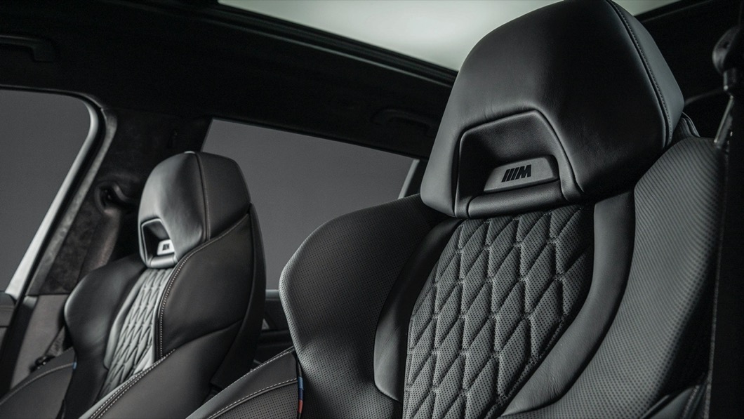 X7 Dark Knight曜黑版車上配備M款雙前座跑車座椅，以及M款多功能真皮方向盤。