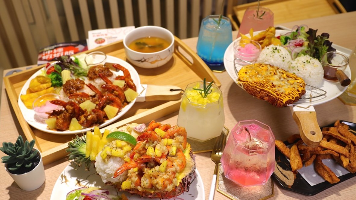 台南吃得到沖繩料理！隱藏新菜「巨無霸蝦蝦飯」鋪滿10隻大蝦，海水藍氣泡飲漸層超美拍