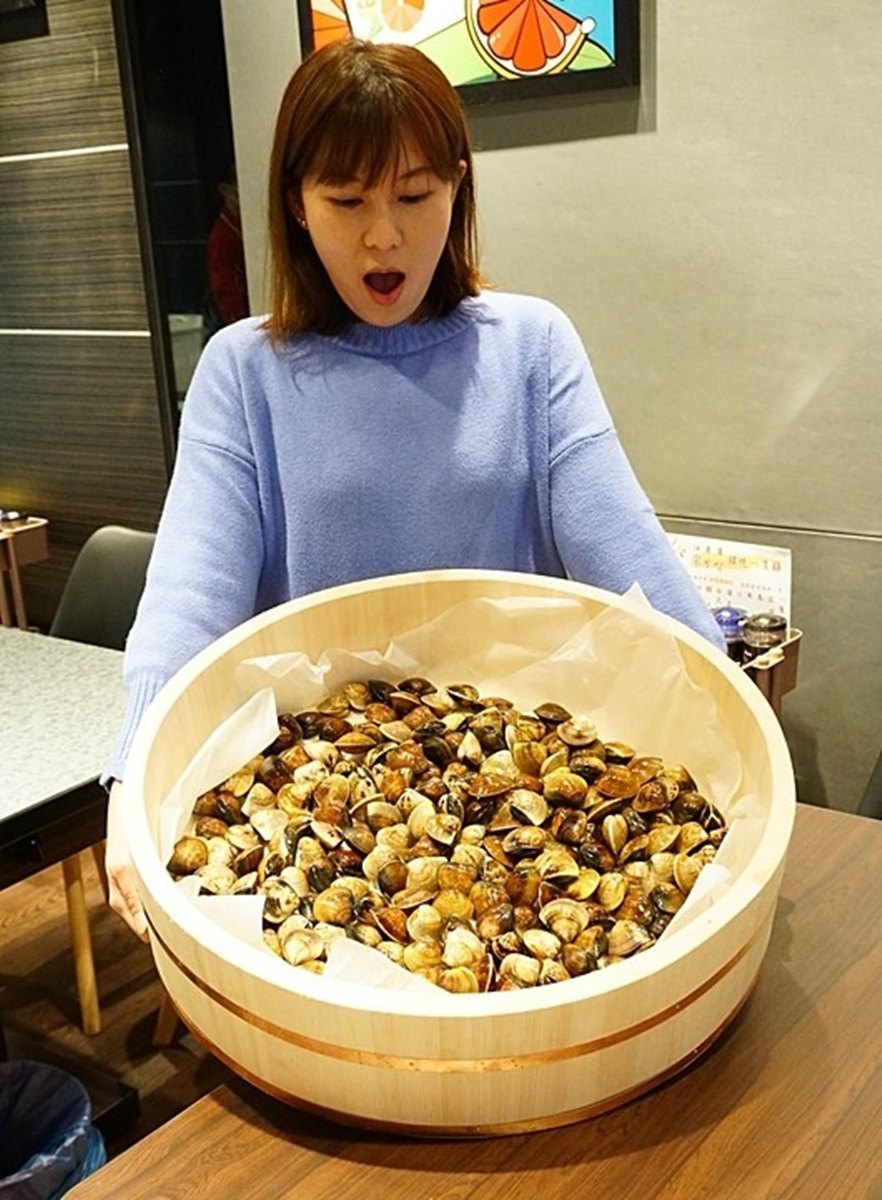 【新開店】台韓混搭！「一隻雞」火鍋必點5.5斤蛤蜊盆，4月開始預約送超美裱花蛋糕