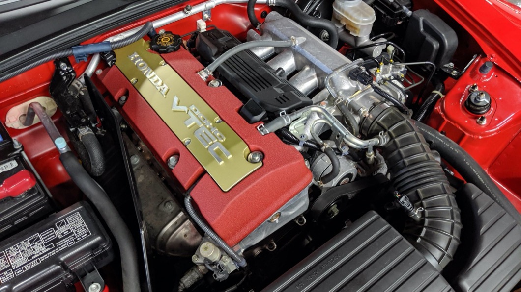 這款S2000屬後期車型，車上搭載2.2升VTEC自然進氣引擎，可以輸出237匹最大馬力。