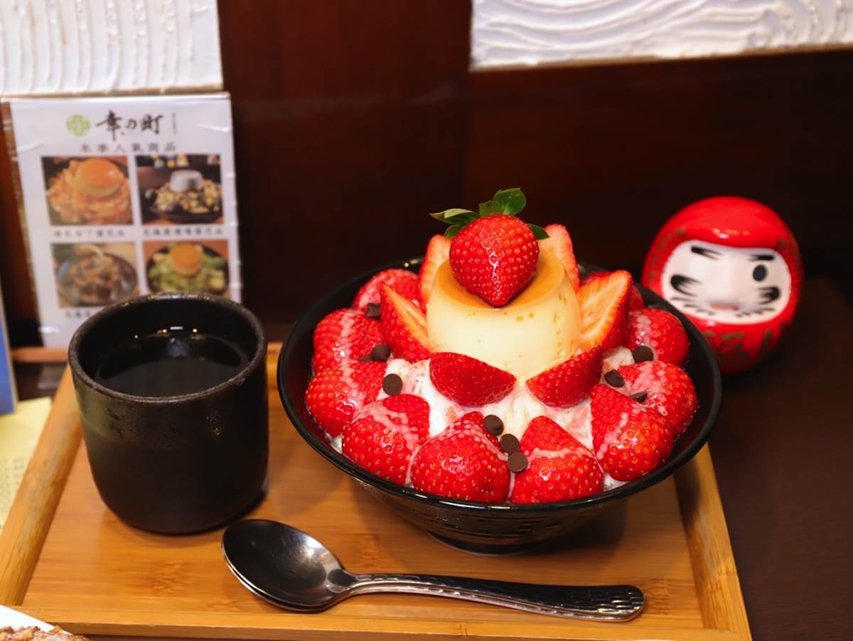 草莓季倒數！台南3家爆料系甜點：紅白雙色草莓冰、卡士達餡閃電泡芙、草莓山雪花冰