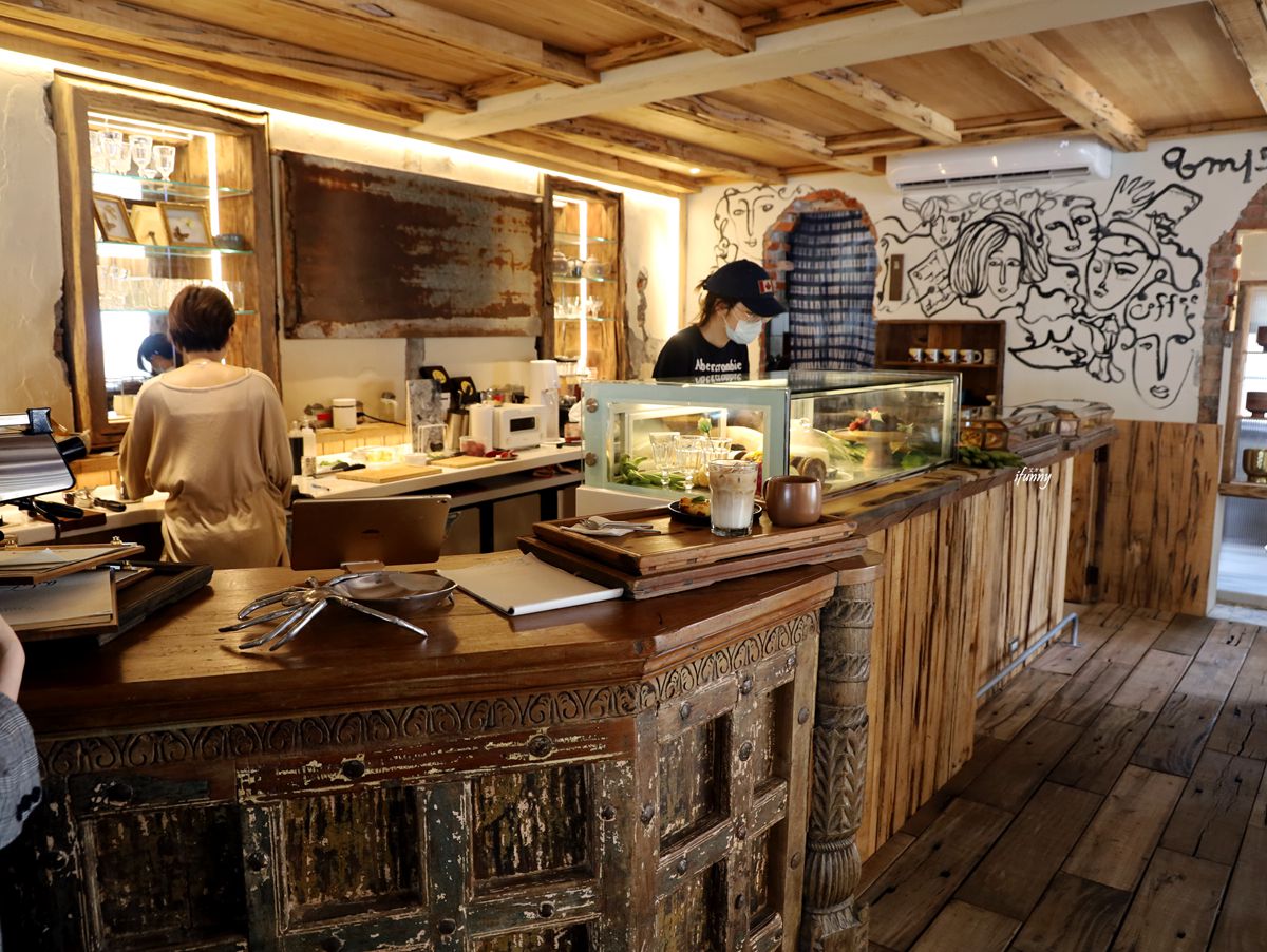 【新開店】偽出國！古董歐風咖啡廳藏身鐵皮屋，必點每日手作布丁、神祕黑菜水餃
