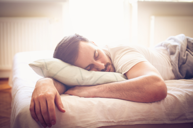解密！兩性專家：男人的睡姿與「性慾強度」息息相關，「這樣睡」代表渴望大量性愛抒壓