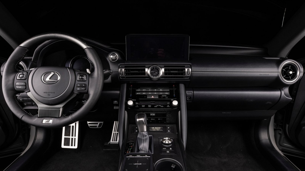 內裝方面，本車也與外觀車色相呼應，採用灰、黑相間的配置來營造出性能化的氛圍。(圖片來源/ Lexus)