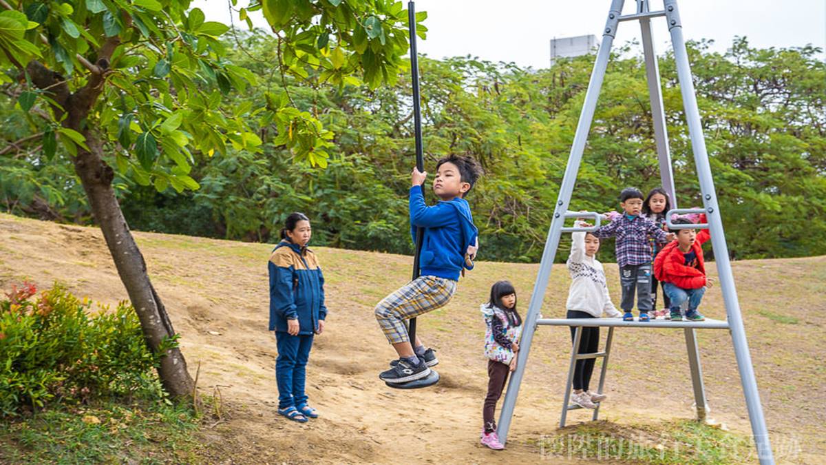 小孩放電首選！台南５公園免費玩：太空梭盪鞦韆、高空溜索、隱藏版侏儸紀