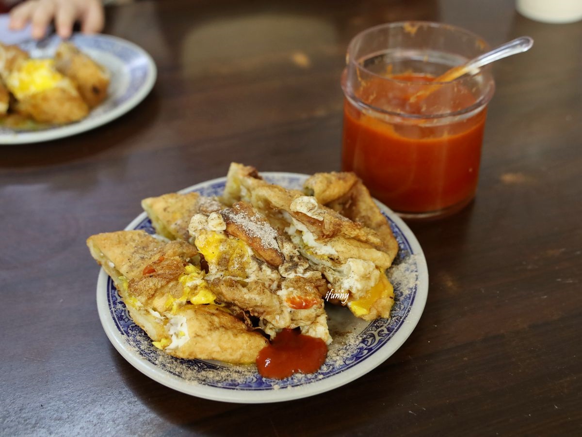 大龍市場必吃早餐！40年炸蛋餅內餡加「這個」超驚豔，內行熟客會升級雙蛋版