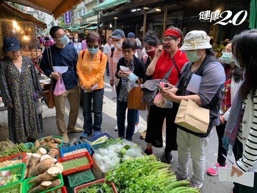 中醫帶逛迪化街 第一站認識菜市仔裡的蔬果靈藥，吃對解便祕、止鼻血