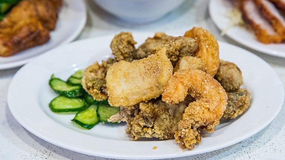 華西街夜市必吃！50年「香菇肉粥配炸物」老饕讚台北前３，炸蚵仔大顆又鮮甜